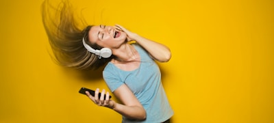 线上球迷社区互动交流的热闹场景