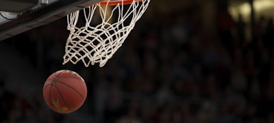 NBA篮球比赛直播，球员扣篮特写