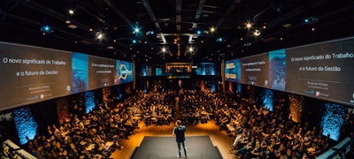 体育新闻编辑室，记者正在撰写最新赛事报道